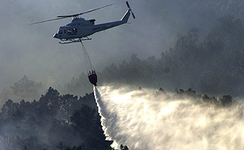 Un helicóptero descargaba agua ayer sobre uno de los focos del incendio en la Sierra de Espadán.