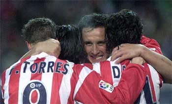 Torres, Luis García, Hibic y Dani se abrazan tras el tercer gol del Atlético.