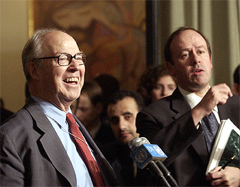 Ewen Buchanan (derecha) con Hans Blix, jefe de los inspectores de la ONU.