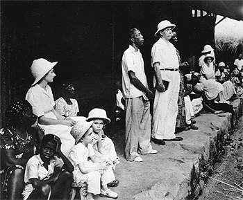 El filántropo alemán Albert Schweitzer (en el centro), en el hospital que fundó en la jungla, en Lambarene (Gabón), asiste a un servicio religioso.