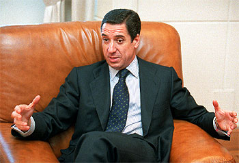 Eduardo Zaplana, en su despacho, durante la entrevista.
