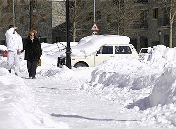 Una pareja pasea por la avenida de Francia, en la localidad de Benasque (Huesca), en el Pirineo aragonés.