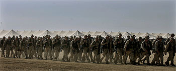   Marines   de la 1ª Fuerza Expedicionaria de Estados Unidos realizan, ayer, maniobras en su campamento del desierto de Kuwait, al sur de Irak.