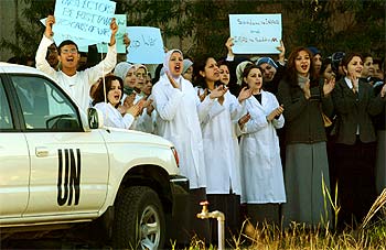 Estudiantes universitarios de Bagdag protestan, ayer, ante los inspectores de la ONU.