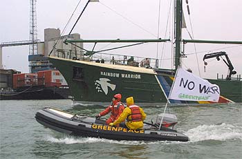 Greenpeace protesta contra el despliegue naval británico