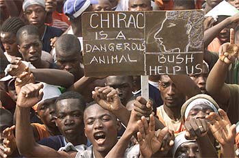 Manifestantes contra el acuerdo de paz muestran pancartas que califican a Chirac de 