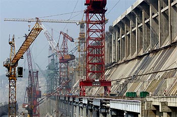 Obras de la gigantesca presa de las Tres Gargantas, que se convertirá en 2009 en el mayor complejo hidráulico del mundo