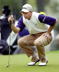 Sergio García estudia la caída de un  green. 