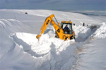 Una excavadora limpiaba ayer la carretera que une Quintanadueñas con Burgos.