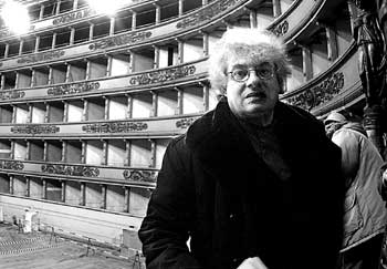 El arquitecto Mario Botta posa en las obras del teatro de La Scala.
