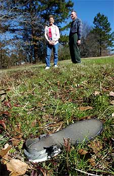 En primer plano, resto de calzado atribuido al    Columbia  y hallado en Bronson (Tejas