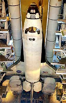 El transbordador    Columbia,  en el hangar de ensamblaje final en la base de Cabo Cañaveral.
