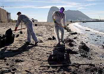 Trabajadores del Ayuntamiento de La Línea limpiaron ayer la mancha de fuel provocada por el vertido del  Spabunker IV .