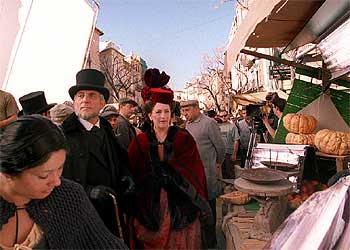 Pepe Sancho y Carmen Maura, ayer en un momento del rodaje de  Arroz y tartana. 