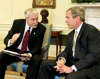 El presidente Bush junto con el director de la NASA, Sean O'Keefe, ayer, en la Casa Blanca.