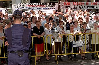Protesta de los afectados por la intoxicación de la colza en 1999.