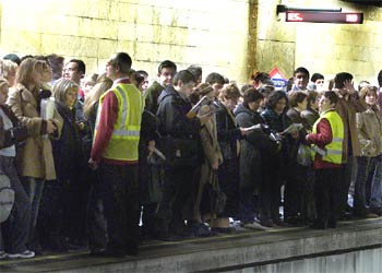 Guardias de la estación de Provença vigilan a los pasajeros en los andenes.