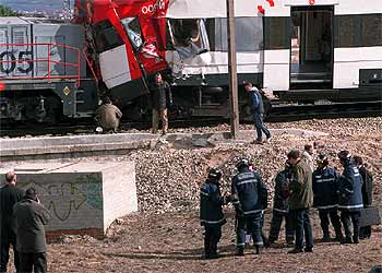 Técnicos de Renfe inspeccionan el tren golpeado por una locomotora entre las estaciones de El Goloso y Fuencarral.