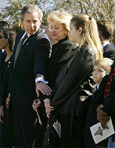 Bush consuela a la familia del comandante del  Columbia,  Rick Husban.