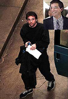 Kevin Mitnick es un mito del universo 'hacker'. Tras demostrar reiteradamente su habilidad para entrar con un ordenador en los sistemas más supuestamente seguros,  fue detenido en 1995  tras una espectacular persecución digital dirigida por un 'hacker' rival. Salió de la cárcel en 2000, pero bajo una condición: no podría tocar un ordenador, ni conectarse a Internet hasta enero de 2003. Ahora explica lo que sabe.