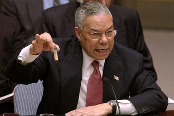 Powell muestra un frasco con sal para ilustrar la amenaza de las armas biológicas ante el Consejo de Seguridad.