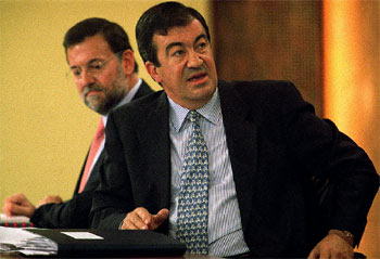 Álvarez-Cascos, en una rueda de prensa sobre el  Prestige.  Al fondo, el vicepresidente Mariano Rajoy.