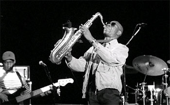 El saxofonista camerunés Manu Dibango, en el Festival Pirineos Sur, en 1999.