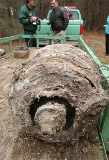 Uno de los restos del  Columbia,  hallado el miércoles en un bosque de California.