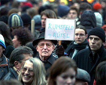 Un manifestante muestra un cartel en el que se lee 