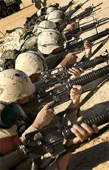  Marines  estadounidenses practican el  tiro en Kuwait.