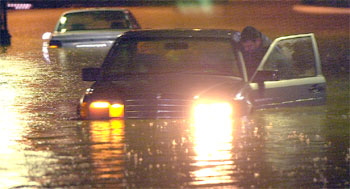 Vehículos inmovilizados en el polígono industrial La Vega de Mijas (Málaga) por las fuertes lluvias del viernes.