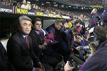 Radomir Antic, por primera vez en el banquillo del Barça.