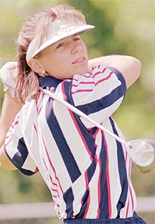 La sueca Annika Sorenstam, después de dar un golpe con el  driver. 