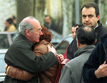 El ex  lehendakari  Ardanza abraza a Maite Pagazaurtundua, hermana del asesinado.