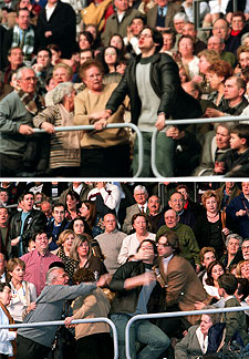 Insultado y agredido por gritar 'No a la guerra, señor Aznar'