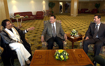 De izquierda a derecha, Muammar el Gaddafi (Libia), Hosni Mubarak (Egipto) y Bachir el Asad (Siria), reunidos ayer en Sharm el Sheij.