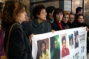 Familiares de trabajadores afectados por el  caso Ardystil,  antes de iniciarse el juicio la semana pasada.
