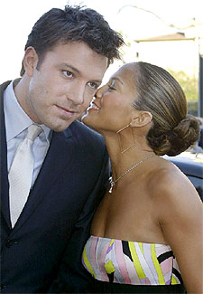 Jennifer López cuchichea con su novio, Ben Affleck, al llegar al estreno en Los Ángeles la noche del domingo de  Daredevil,  filme que él protagoniza.