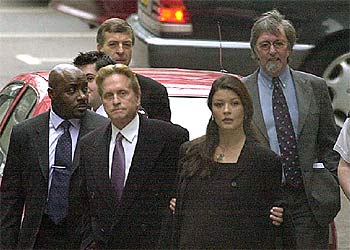 Michael Douglas y Catherine Zeta-Jones llegan al juzgado londinense para declarar contra  Hello! 