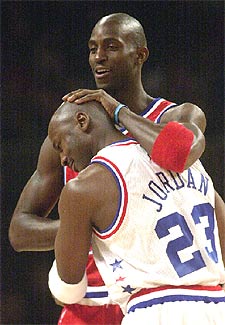 Garnett, el mejor del  all stars,  acaricia a un Jordan emocionado.  REUTERS