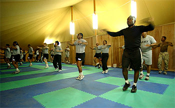 Soldados estadounidenses participan en una clase de  aerobic  en una base de Kuwait.