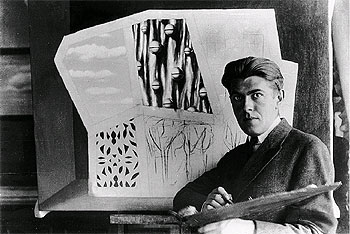 Magritte, ante su cuadro  La máscara vacía,  en 1928.