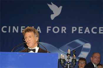 Dustin Hoffman se opone a la guerra.