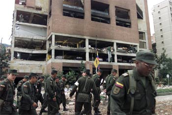 Un pelotón de policías inspecciona los alrededores del club El Nogal, donde las FARC pusieron un coche bomba.