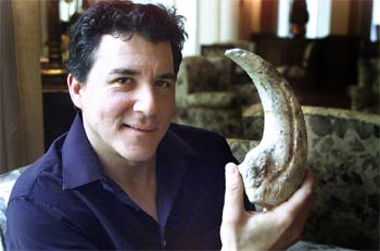 Paul Sereno, ayer en Barcelona con una garra de  Suchomimus tenerensis,  de hace unos cien millones de años.