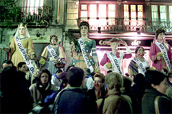 Las gigantas que desfilaron ayer en las fiestas de Santa Eulàlia, mostrando la banda contra la guerra en la plaza de Sant josep Oriol de Barcelona.