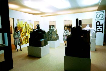 Esculturas de Manolo Valdés, de la serie  Horta de Ebro,  en el espacio de EL PAÍS.