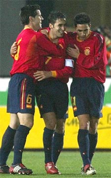 Albelda y Vicente abrazan y felicitan a Raúl tras uno de los goles.