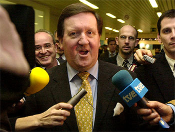 El secretario general de la OTAN, George Robertson, ayer, antes de la reunión del Consejo Atlántico.
