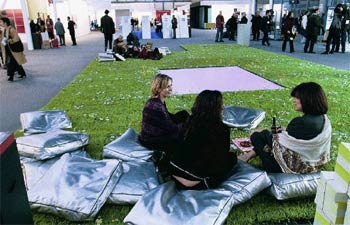 Casa Asia ha patrocinado, en una de las zonas de descanso de la feria, el  Iranian Pool,  que muestra trabajos de artistas iraníes.